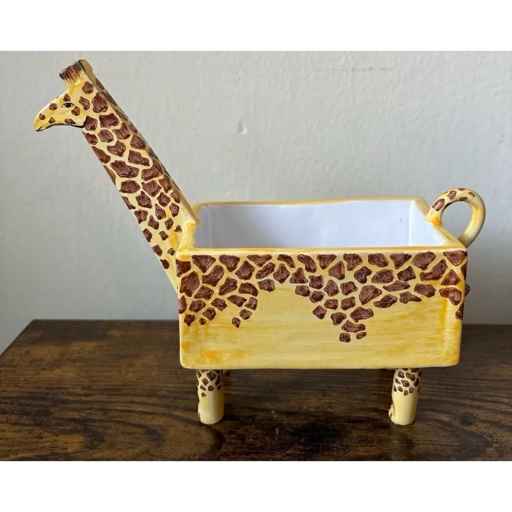 FAÏENCERIES D’ART DE MALICORNE / COLLECTION GÉRARD NOURI
Small giraffe planter